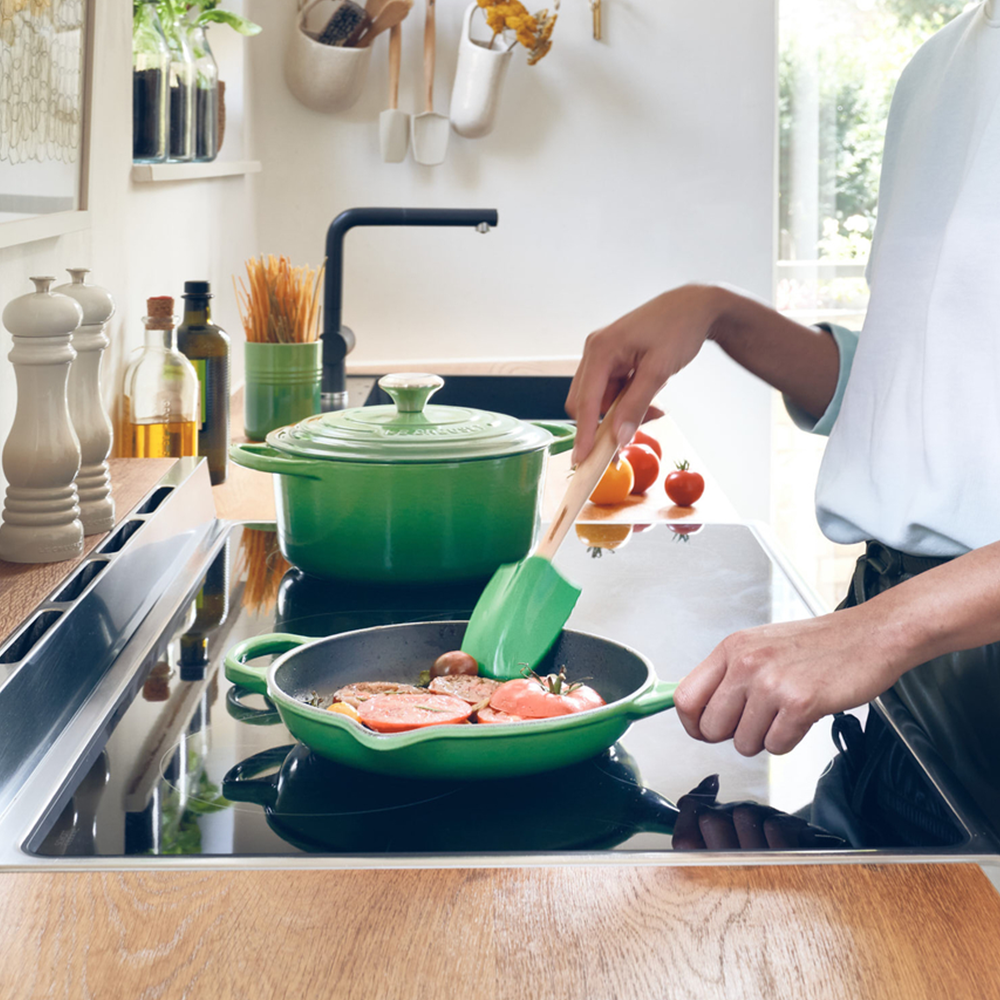 https://www.lecreuset.es/on/demandware.static/-/Library-Sites-lc-sharedLibrary/default/dw0b438c21/images/2023/Always_On/Cooking%20%26%20Care_1000x1000_3.png