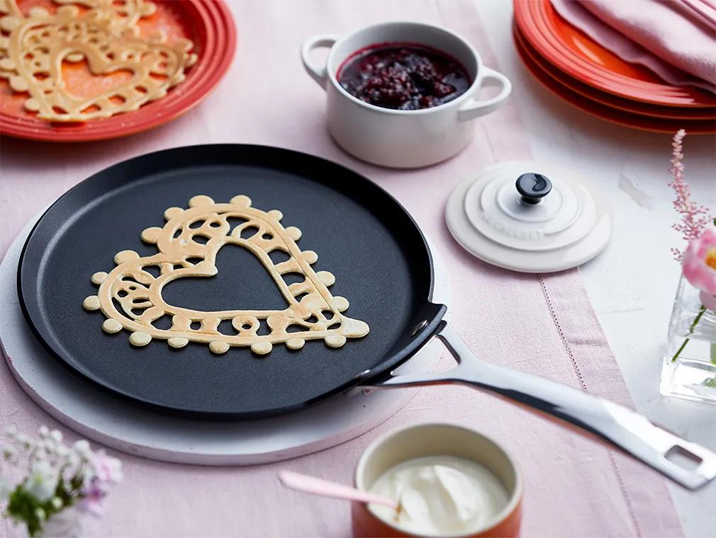 Tortitas con compota de frutos del bosque y creme fraiche