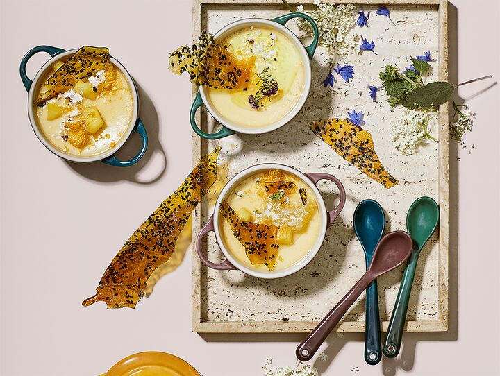 Yogur de coco con cardamomo dulce,  jengibre en conserva y galletas de sésamo