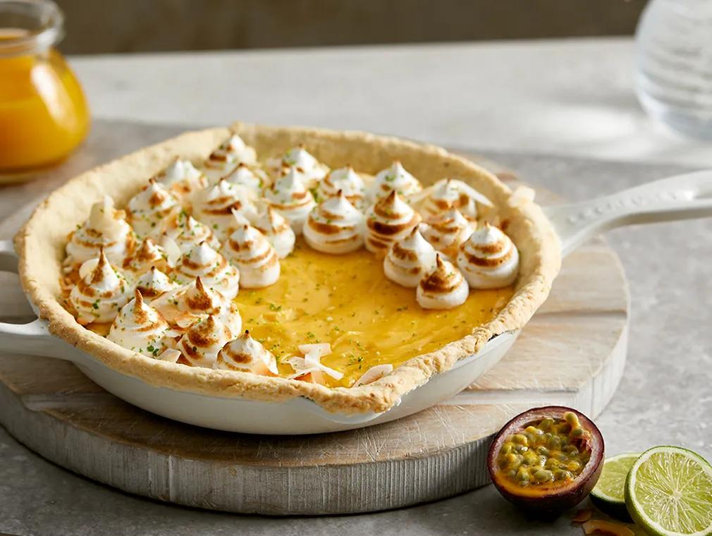 Tarta de crema tropical con besitos de merengue y coco tostado