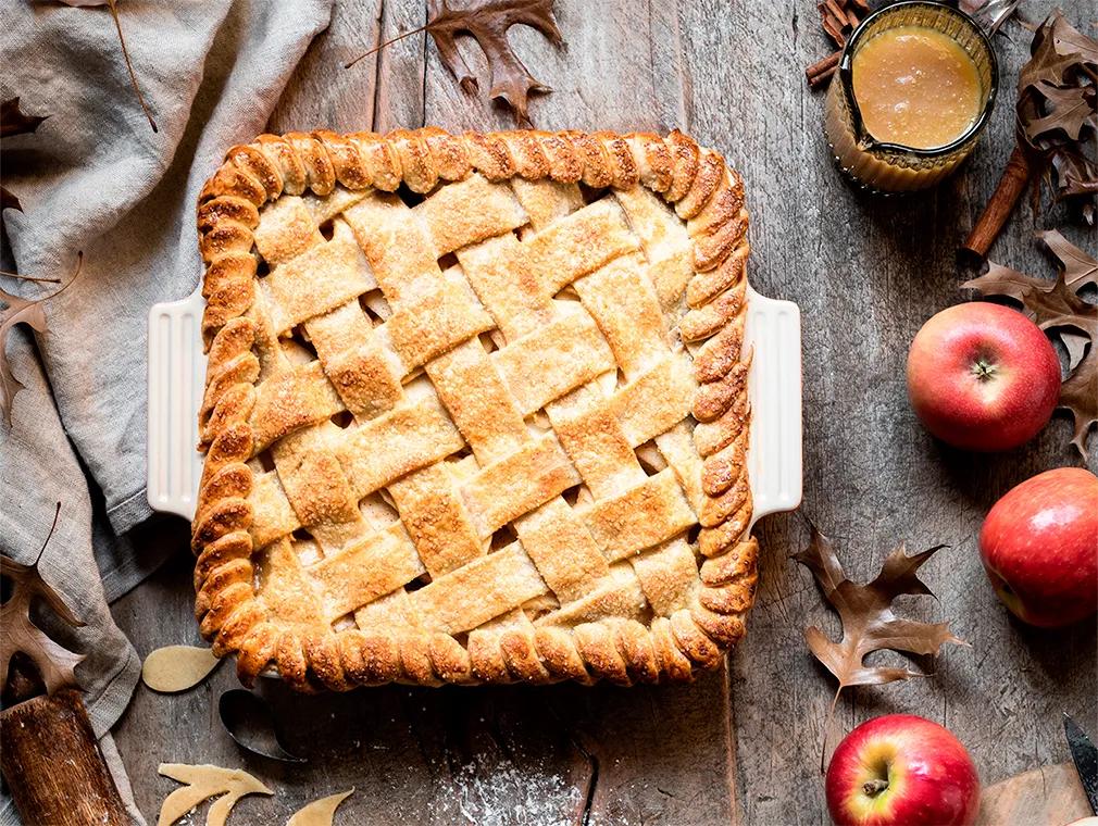 Tarta de manzana con salsa de caramelo salado