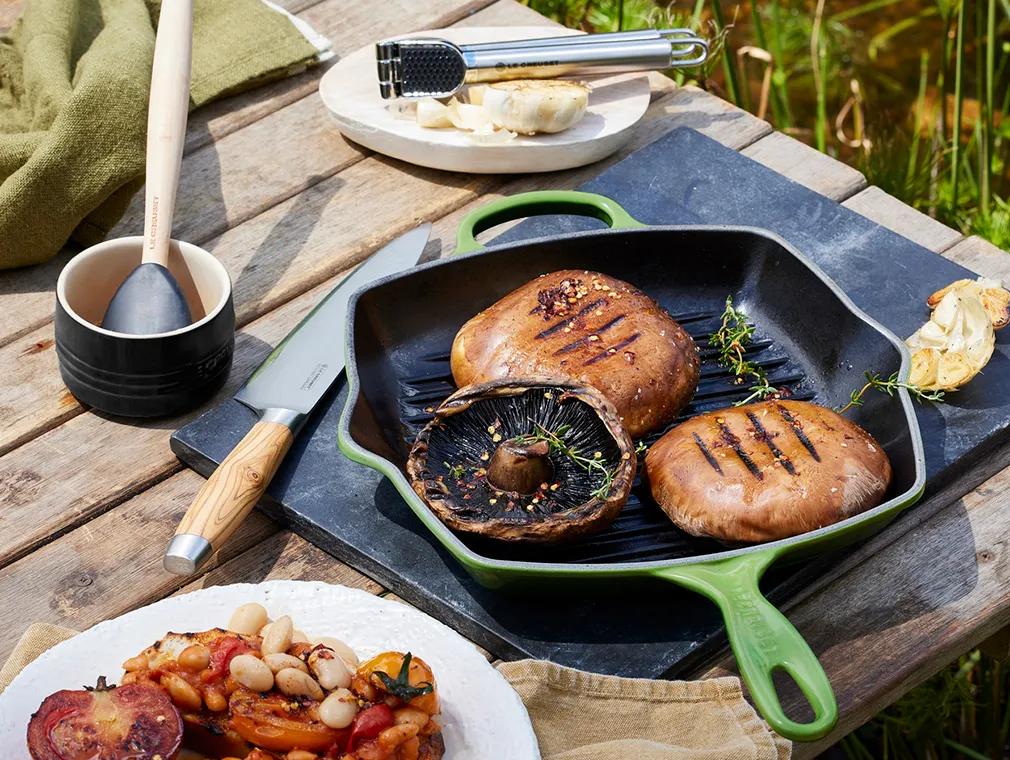 Champiñones Portobello a la parrilla con ciabatta y alubias vaqueras