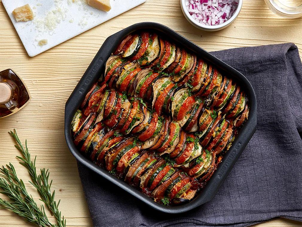 Tian de verduras con salsa de tomate