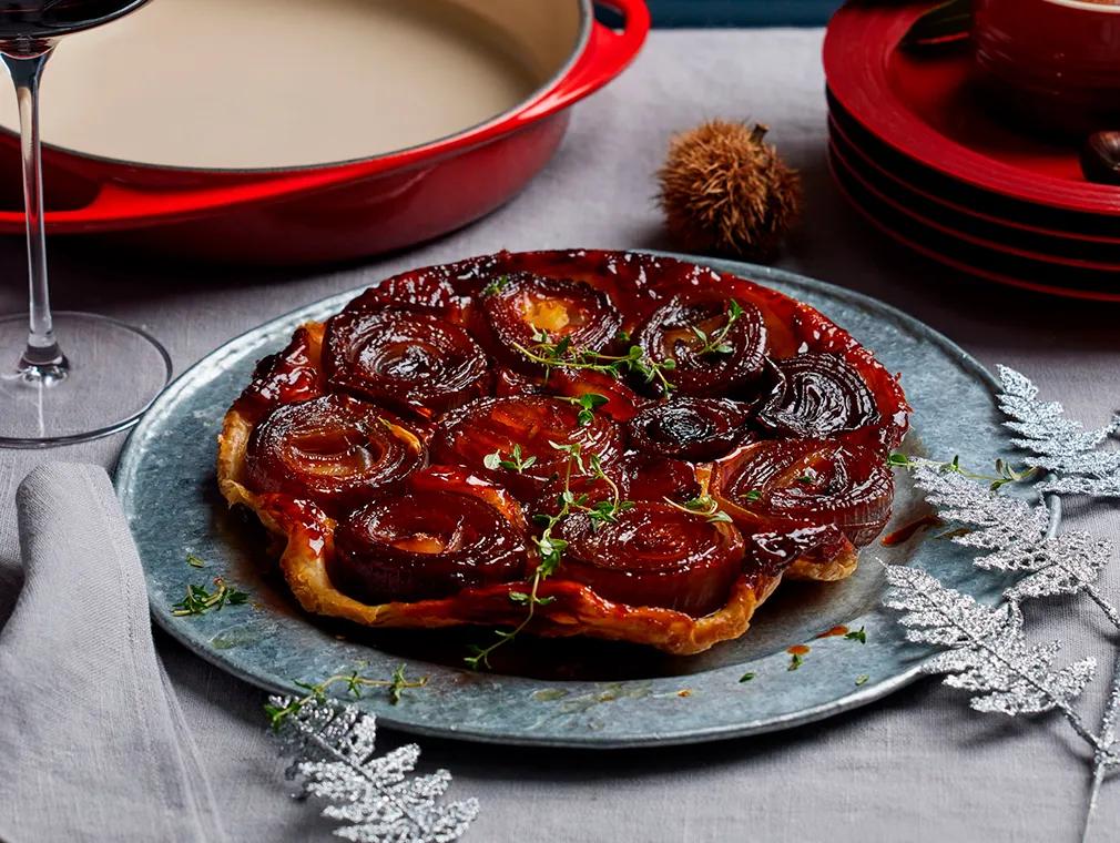 Tarte Tatin de cebolla roja caramelizada y castañas