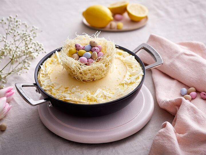 Tarta nido de Pascua de chocolate blanco y limón