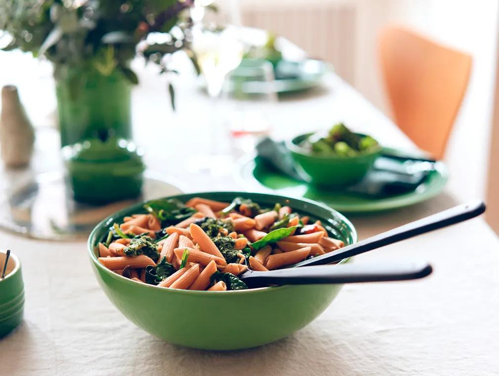 Ensalada de espinacas con pasta de lentejas rojas y pesto de hojas de zanahoria