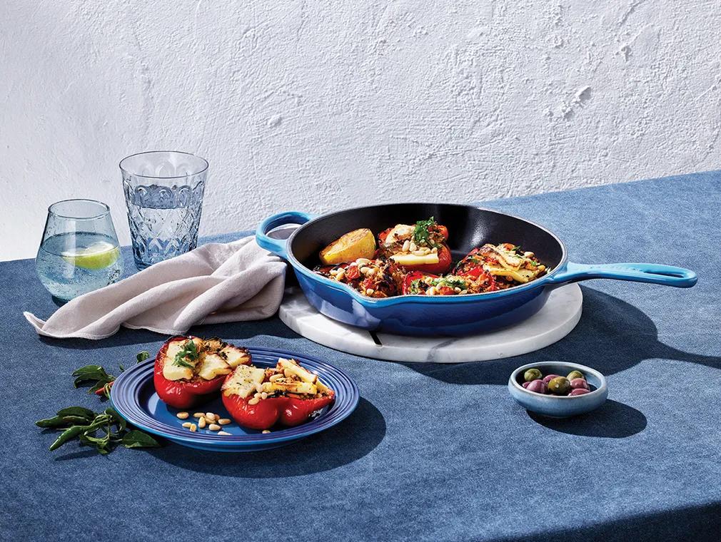 Pimientos rellenos de arroz pilau y tomate con queso halloumi a la parrilla