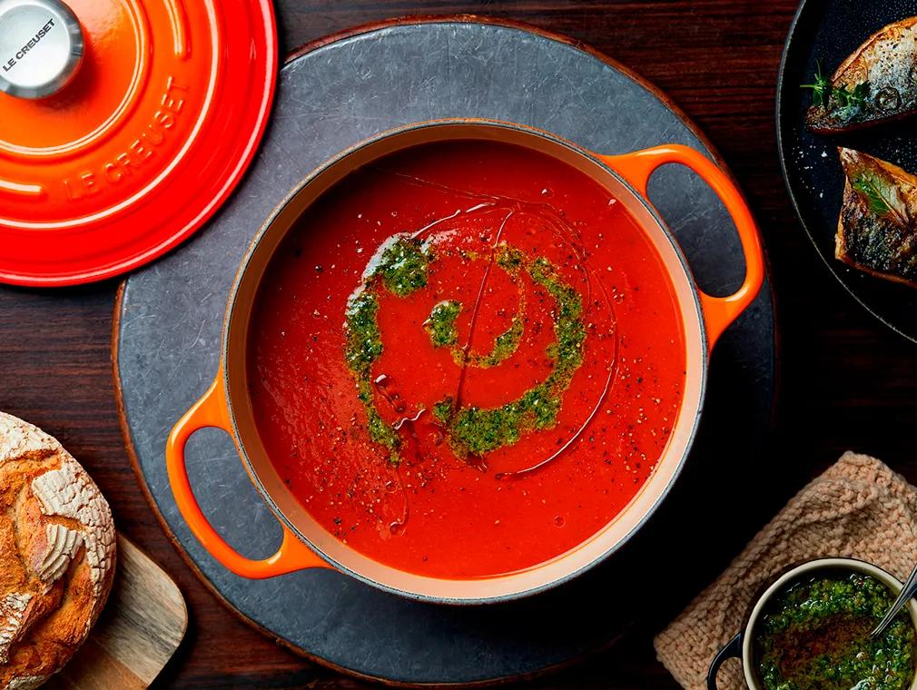 Sopa de tomates asados a fuego lento con caballa frita y pesto