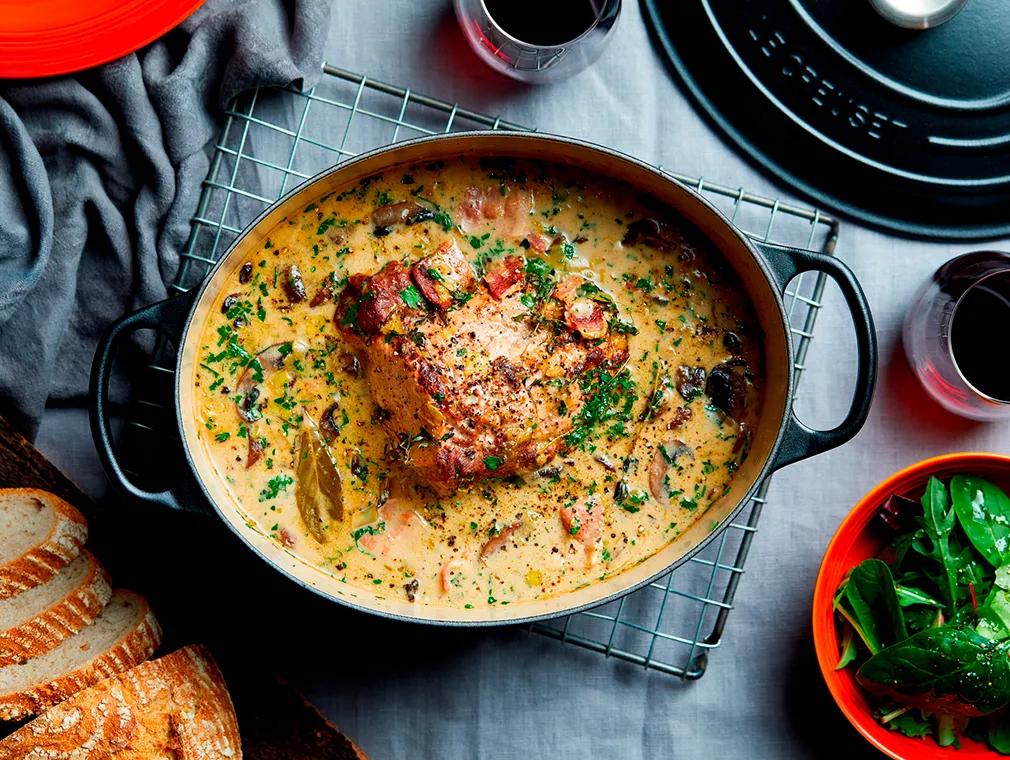 Espalda de cerdo con puerro, champiñones y crema