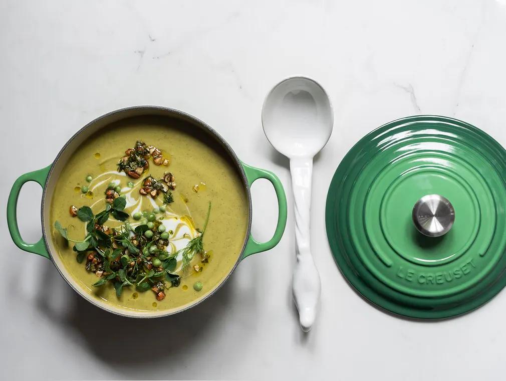 Sopa de guisantes y calabacín con yogur y salsa de almendras a la menta