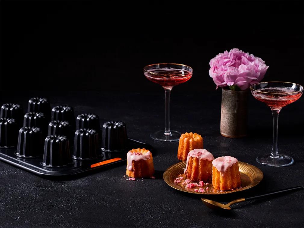 Canelé con leche de almendras y chocolate rosa