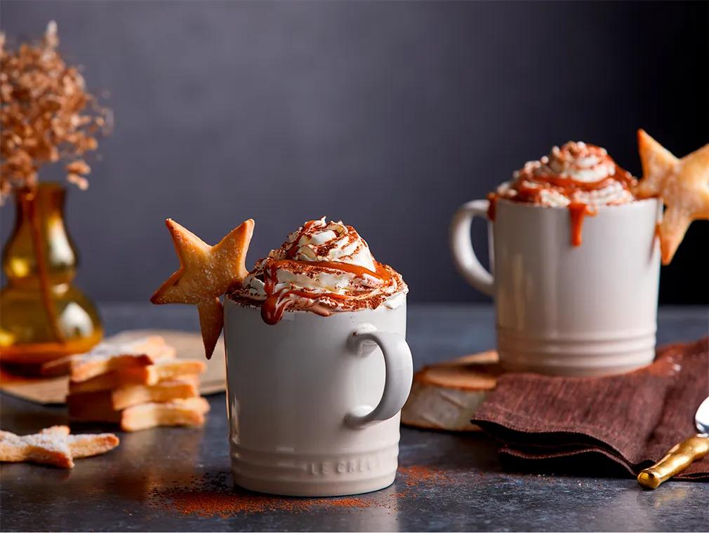 Chocolate caliente con dulce de leche y estrellitas de mantequilla