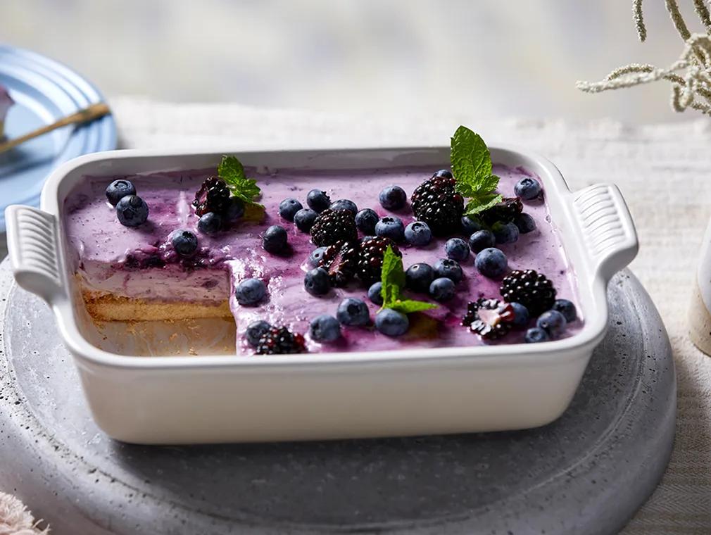 Pastel sombreado de queso, galleta y arándano