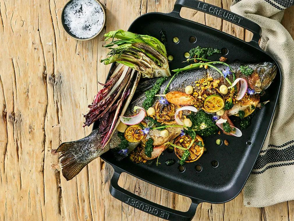 Trucha arcoíris a la plancha con achicoria tostada y gremolata