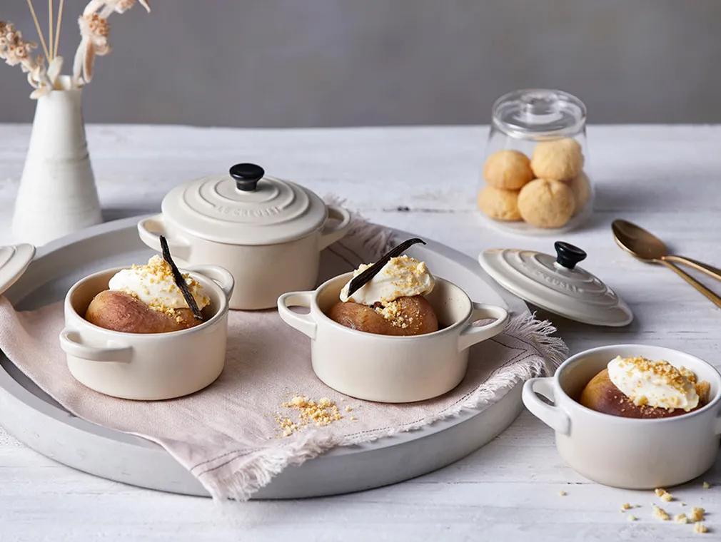 Migas de galleta amaretti con crema de almendras y melocotones escalfados