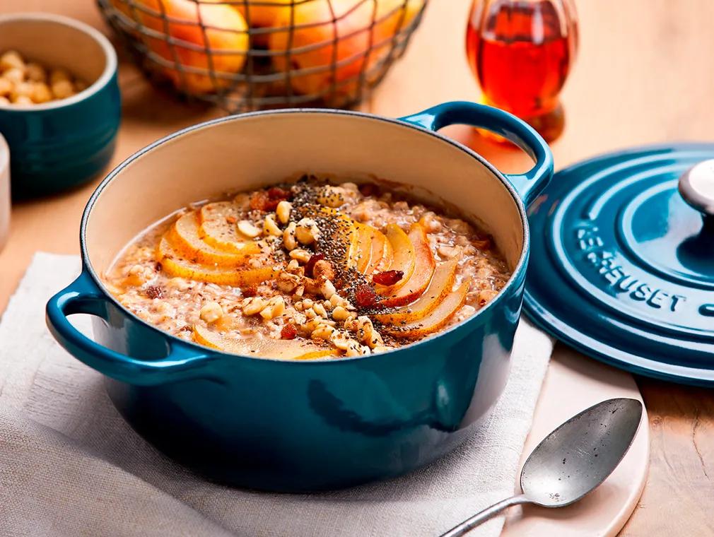 Gachas de avena con peras pochadas en sirope de arce, sultanas y avellanas